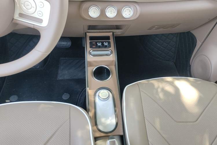 Used Wuling Hongguang MINIEV 2025 Four-Door Version Advanced Edition Gear Lever