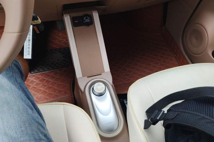 Used Wuling Hongguang MINIEV 2025 Four-Door Version Advanced Edition Gear Lever