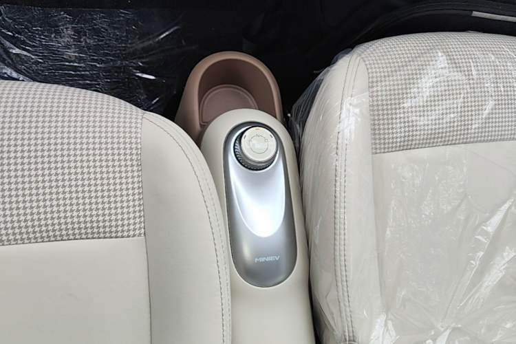 Used Wuling Hongguang MINIEV 2025 Four-Door Version Advanced Edition Gear Lever