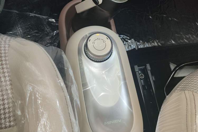 Used Wuling Hongguang MINIEV 2025 Four-Door Version Advanced Edition Gear Lever