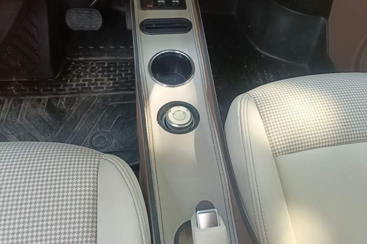 Used Wuling Hongguang MINIEV 2025 Four-Door Version Advanced Edition Gear Lever