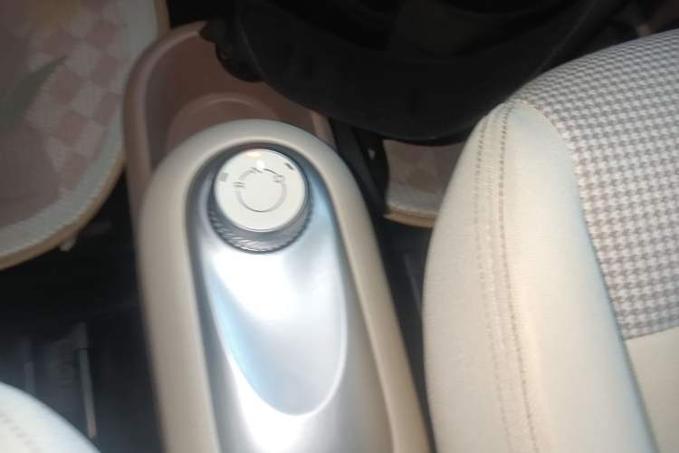 Used Wuling Hongguang MINIEV 2025 Four-Door Version Advanced Edition Gear Lever