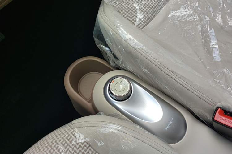 Used Wuling Hongguang MINIEV 2025 Four-Door Version Advanced Edition Gear Lever