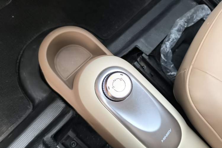 Used Wuling Hongguang MINIEV 2025 Four-Door Version Advanced Edition Gear Lever