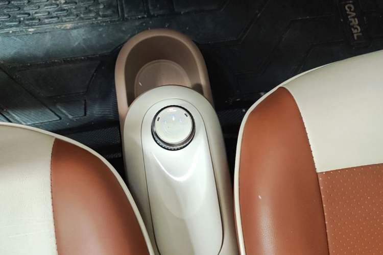 Used Wuling Hongguang MINIEV 2025 Four-Door Version Advanced Edition Gear Lever