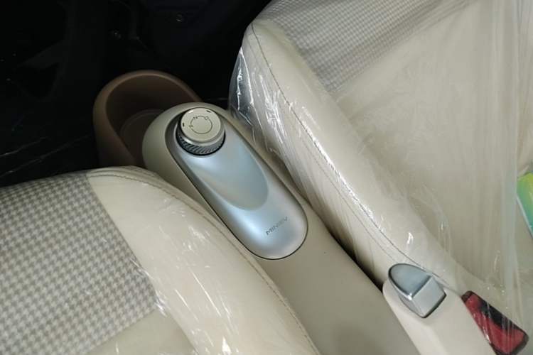 Used Wuling Hongguang MINIEV 2025 Four-Door Version Advanced Edition Gear Lever