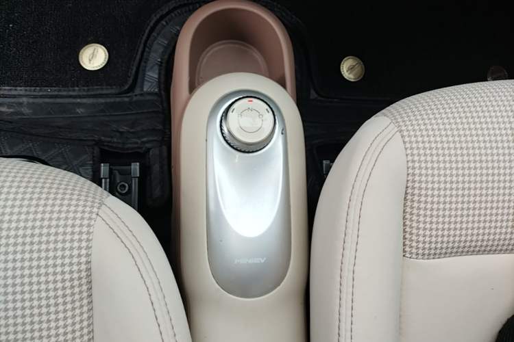 Used Wuling Hongguang MINIEV 2025 Four-Door Version Advanced Edition Gear Lever