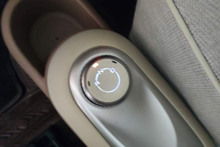 Used Wuling Hongguang MINIEV 2025 Four-Door Version Advanced Edition Gear Lever