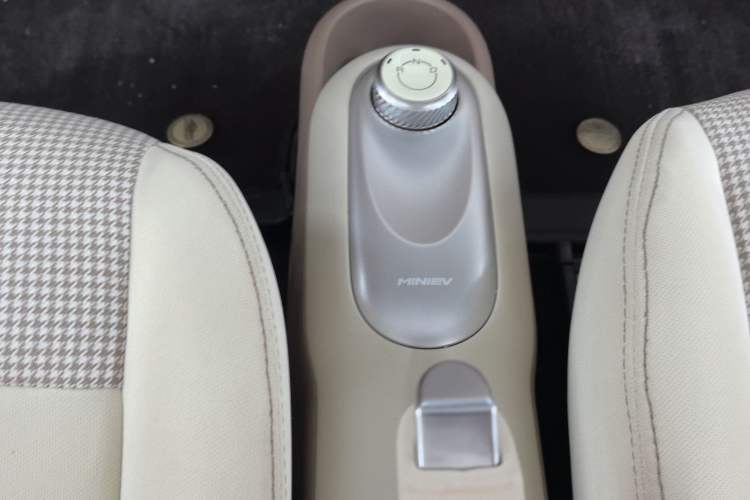 Used Wuling Hongguang MINIEV 2025 Four-Door Version Advanced Edition Gear Lever