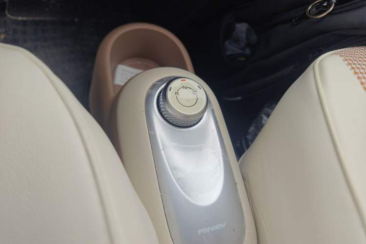 Used Wuling Hongguang MINIEV 2025 Four-Door Version Advanced Edition Gear Lever
