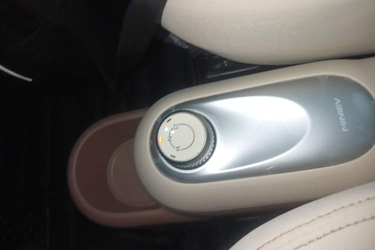 Used Wuling Hongguang MINIEV 2025 Four-Door Version Advanced Edition Gear Lever