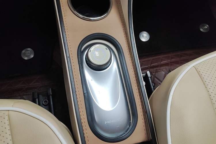 Used Wuling Hongguang MINIEV 2025 Four-Door Version Advanced Edition Gear Lever