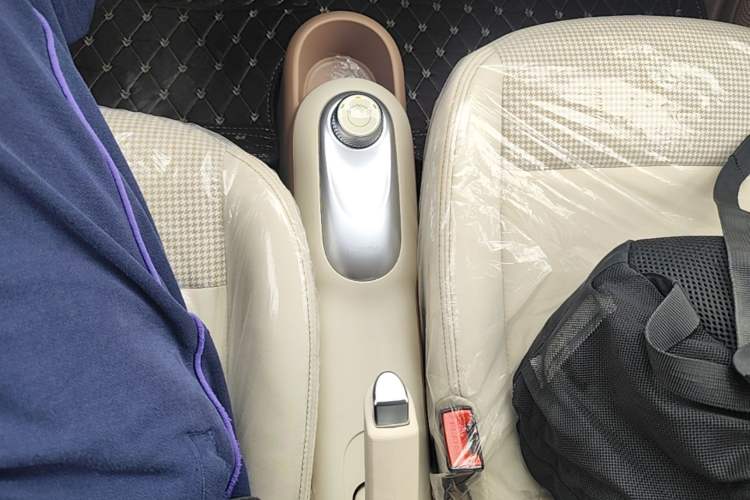 Used Wuling Hongguang MINIEV 2025 Four-Door Version Advanced Edition Gear Lever