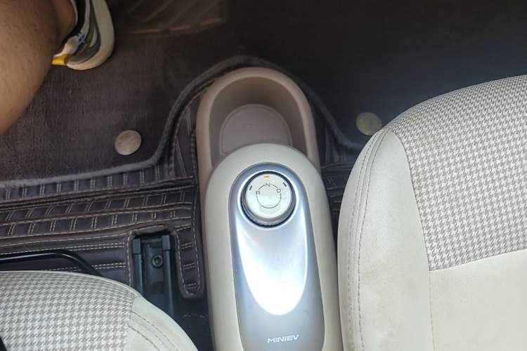 Used Wuling Hongguang MINIEV 2025 Four-Door Version Advanced Edition Gear Lever