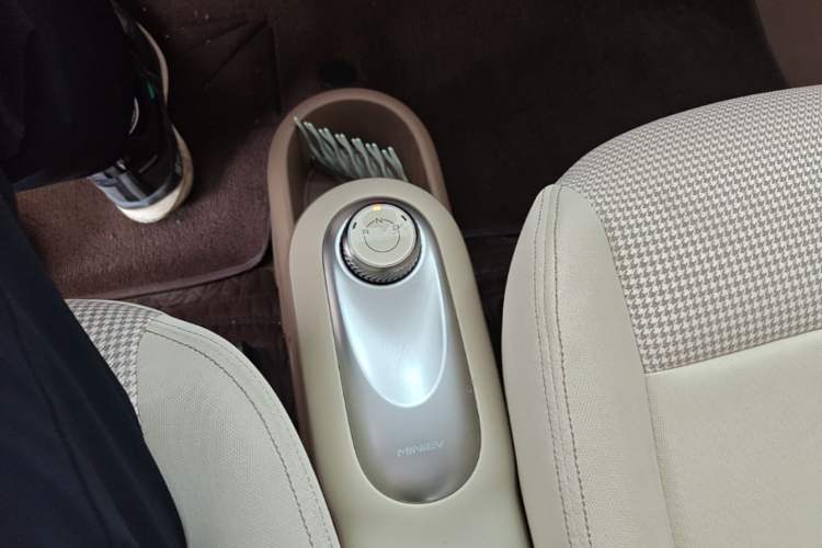 Used Wuling Hongguang MINIEV 2025 Four-Door Version Advanced Edition Gear Lever