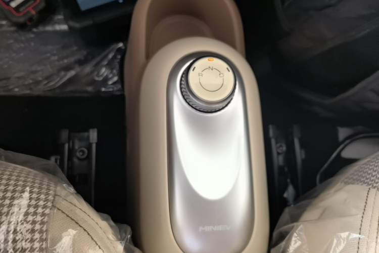 Used Wuling Hongguang MINIEV 2025 Four-Door Version Advanced Edition Gear Lever