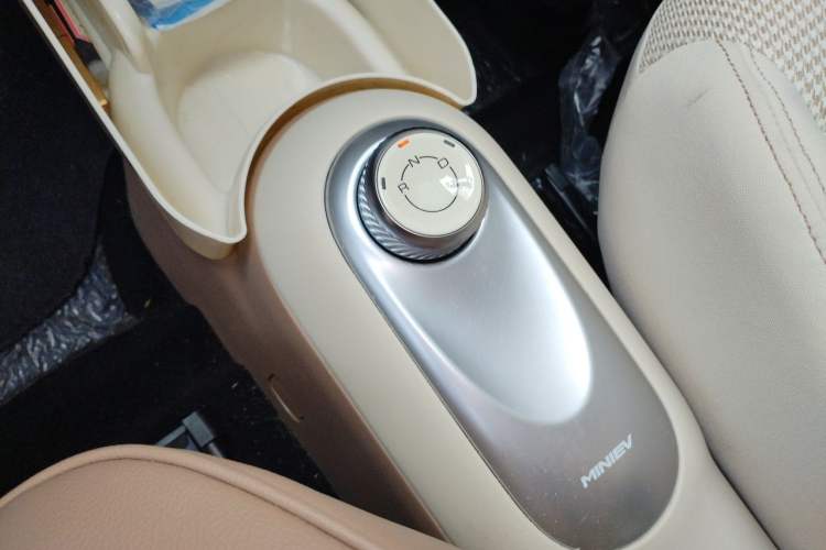 Used Wuling Hongguang MINIEV 2025 Four-Door Version Advanced Edition Gear Lever