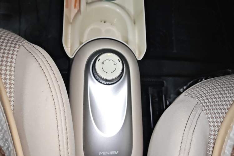 Used Wuling Hongguang MINIEV 2025 Four-Door Version Advanced Edition Gear Lever