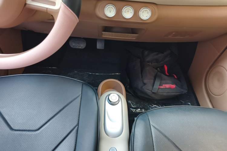 Used Wuling Hongguang MINIEV 2025 Four-Door Version Advanced Edition Gear Lever