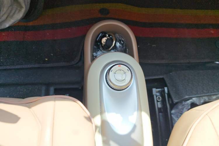 Used Wuling Hongguang MINIEV 2025 Four-Door Version Advanced Edition Gear Lever
