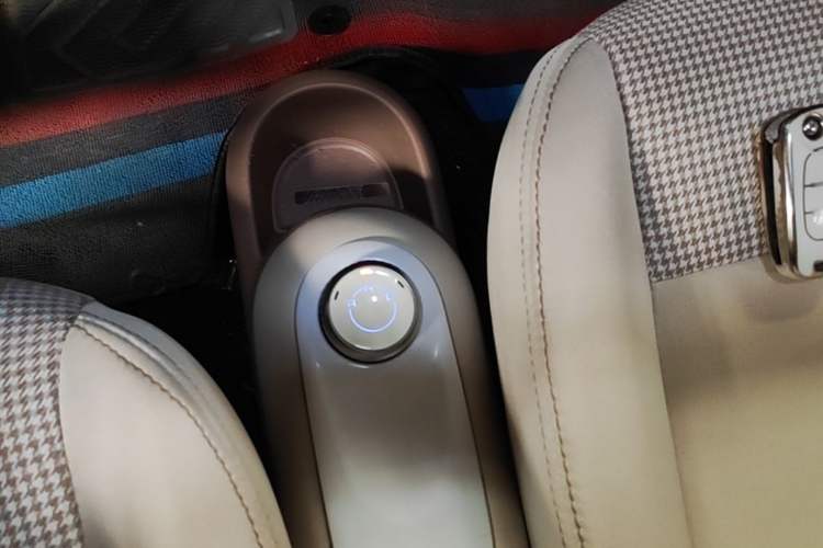 Used Wuling Hongguang MINIEV 2025 Four-Door Version Advanced Edition Gear Lever