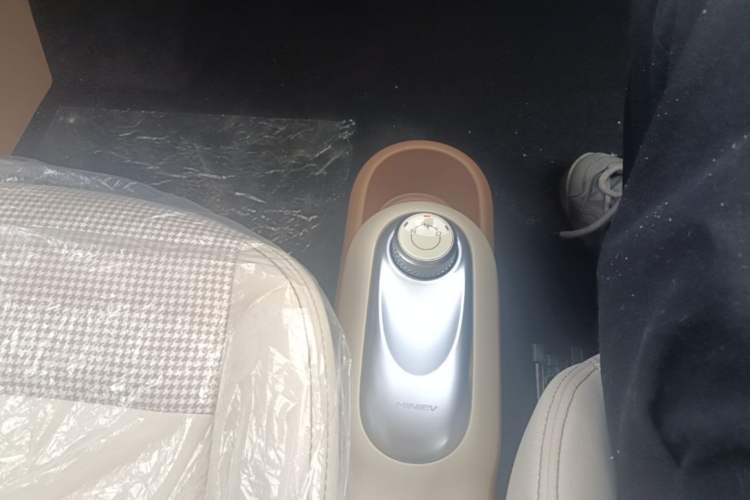 Used Wuling Hongguang MINIEV 2025 Four-Door Version Advanced Edition Gear Lever