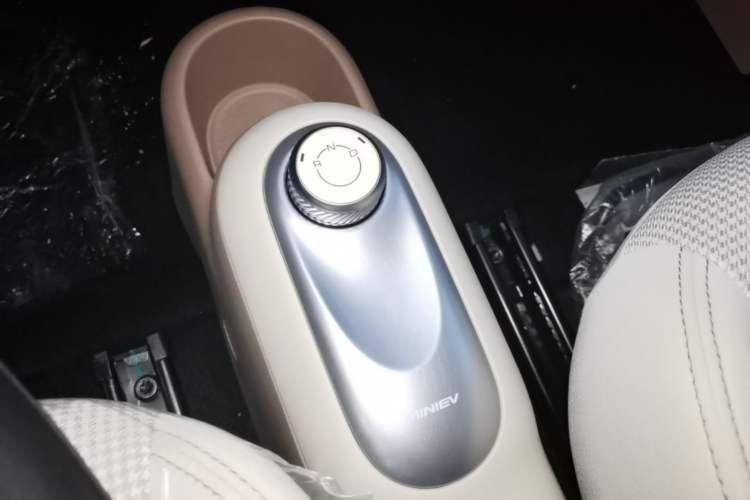 Used Wuling Hongguang MINIEV 2025 Four-Door Version Advanced Edition Gear Lever