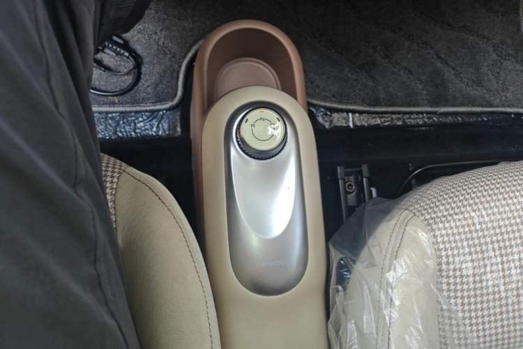 Used Wuling Hongguang MINIEV 2025 Four-Door Version Advanced Edition Gear Lever