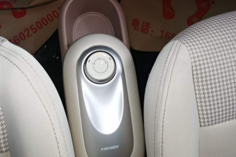Used Wuling Hongguang MINIEV 2025 Four-Door Version Advanced Edition Gear Lever