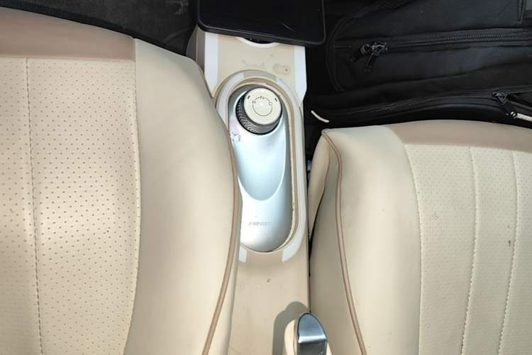 Used Wuling Hongguang MINIEV 2025 Four-Door Version Advanced Edition Gear Lever