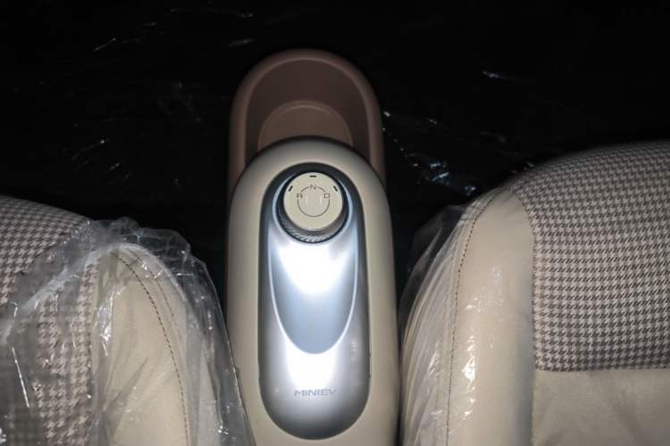 Used Wuling Hongguang MINIEV 2025 Four-Door Version Advanced Edition Gear Lever