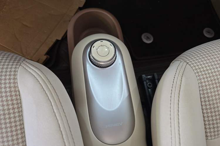 Used Wuling Hongguang MINIEV 2025 Four-Door Version Advanced Edition Gear Lever