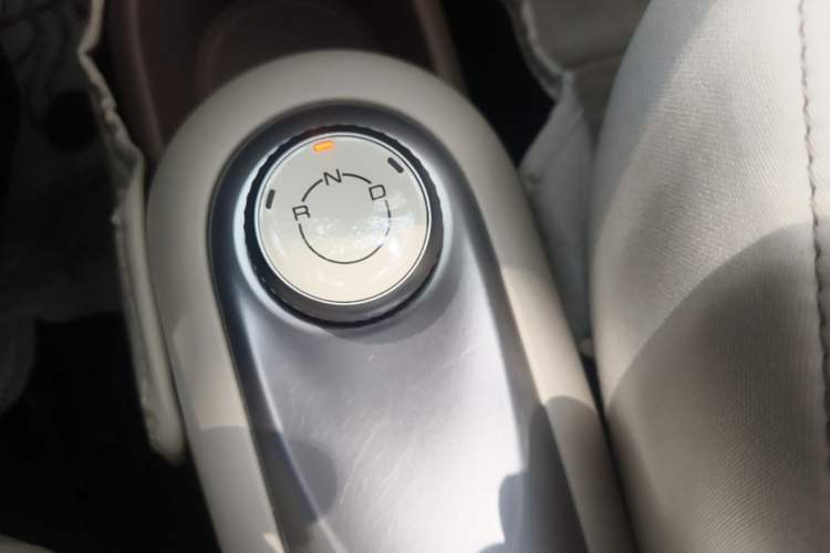 Used Wuling Hongguang MINIEV 2025 Four-Door Version Advanced Edition Gear Lever