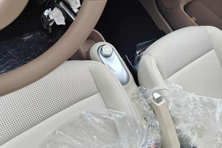Used Wuling Hongguang MINIEV 2025 Four-Door Version Advanced Edition Gear Lever