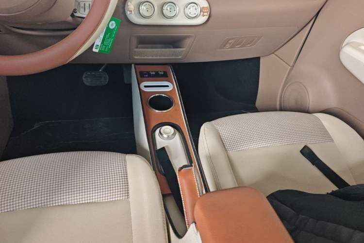 Used Wuling Hongguang MINIEV 2025 Four-Door Version Advanced Edition Gear Lever