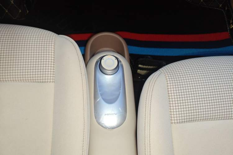Used Wuling Hongguang MINIEV 2025 Four-Door Version Advanced Edition Gear Lever