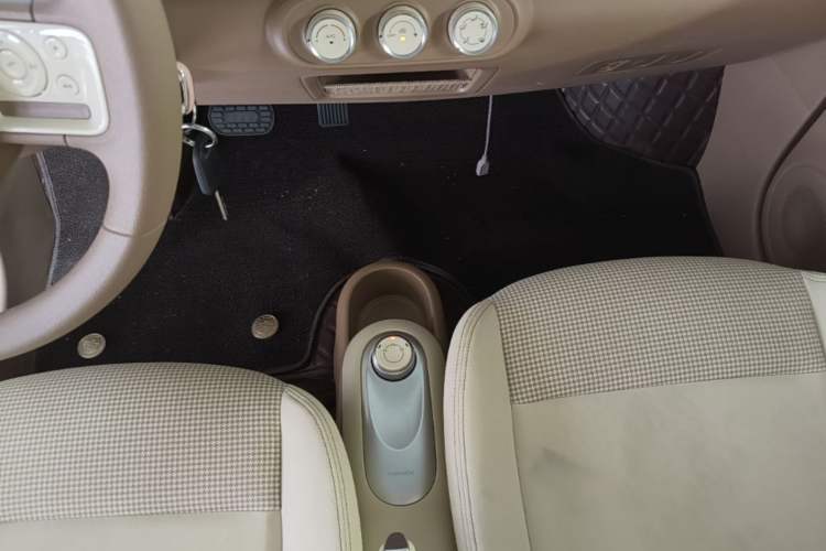 Used Wuling Hongguang MINIEV 2025 Four-Door Version Advanced Edition Gear Lever