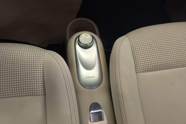 Used Wuling Hongguang MINIEV 2025 Four-Door Version Advanced Edition Gear Lever