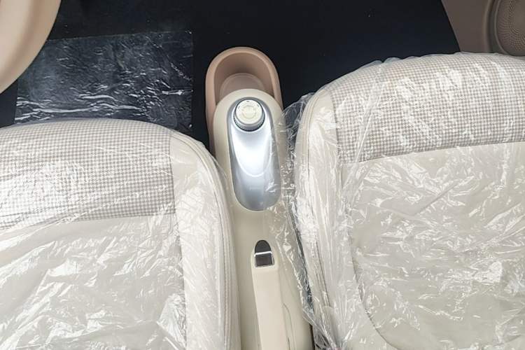 Used Wuling Hongguang MINIEV 2025 Four-Door Version Advanced Edition Gear Lever