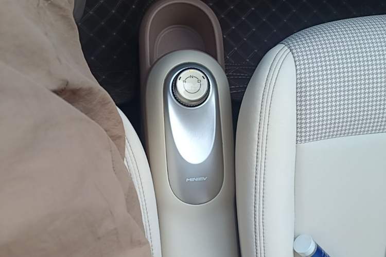 Used Wuling Hongguang MINIEV 2025 Four-Door Version Advanced Edition Gear Lever