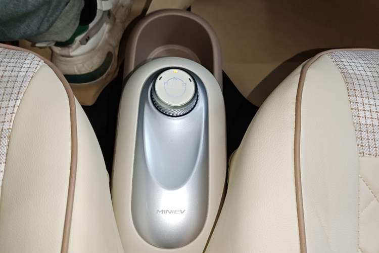 Used Wuling Hongguang MINIEV 2025 Four-Door Version Advanced Edition Gear Lever