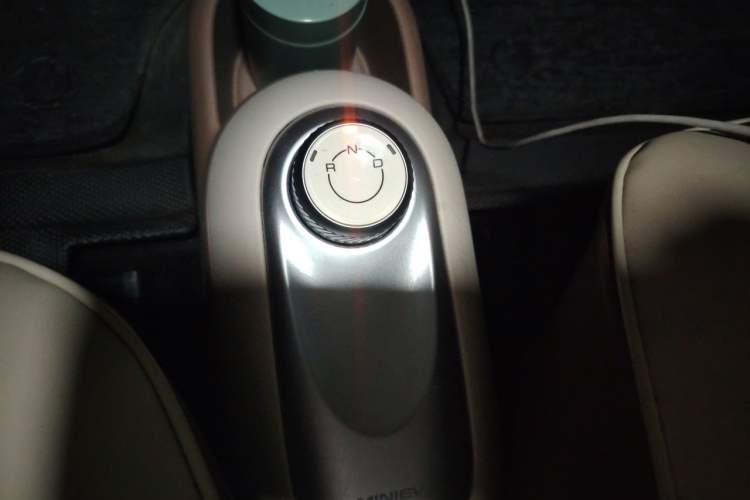 Used Wuling Hongguang MINIEV 2025 Four-Door Version Advanced Edition Gear Lever