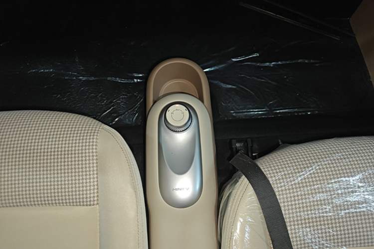 Used Wuling Hongguang MINIEV 2025 Four-Door Version Advanced Edition Gear Lever