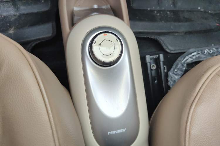 Used Wuling Hongguang MINIEV 2025 Four-Door Version Advanced Edition Gear Lever