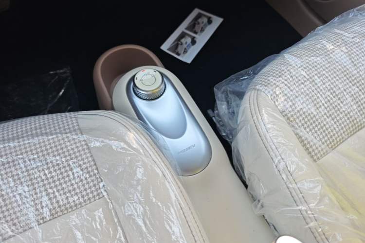 Used Wuling Hongguang MINIEV 2025 Four-Door Version Advanced Edition Gear Lever