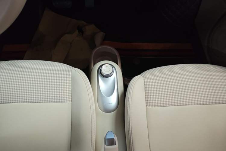 Used Wuling Hongguang MINIEV 2025 Four-Door Version Advanced Edition Gear Lever