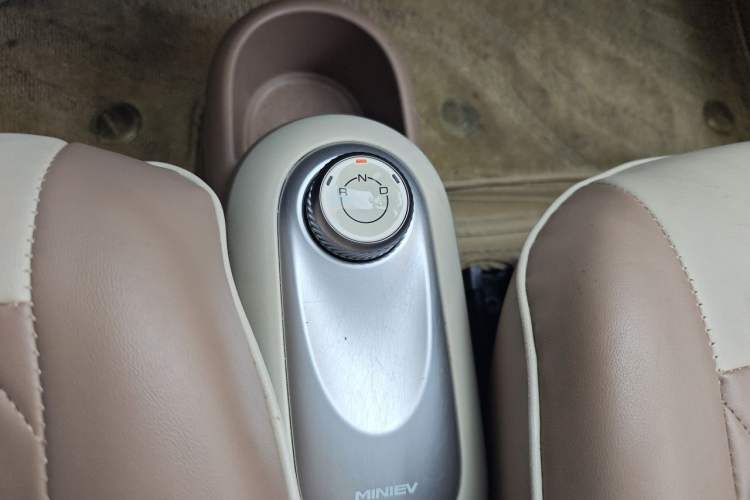 Used Wuling Hongguang MINIEV 2025 Four-Door Version Advanced Edition Gear Lever