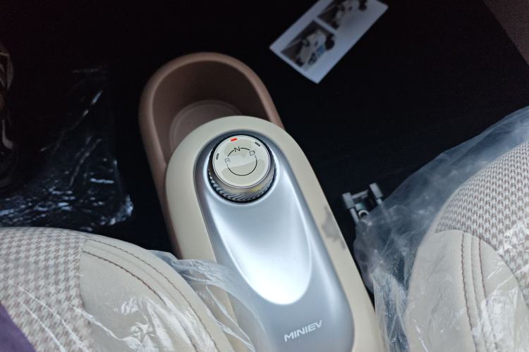 Used Wuling Hongguang MINIEV 2025 Four-Door Version Advanced Edition Gear Lever