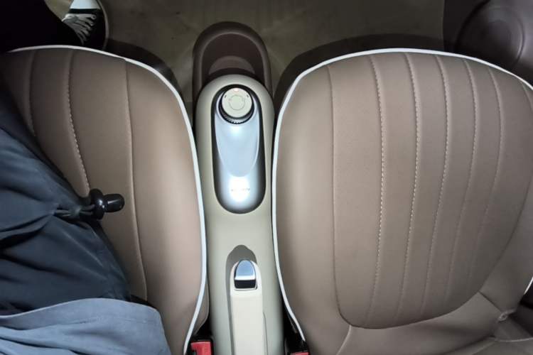 Used Wuling Hongguang MINIEV 2025 Four-Door Version Advanced Edition Gear Lever