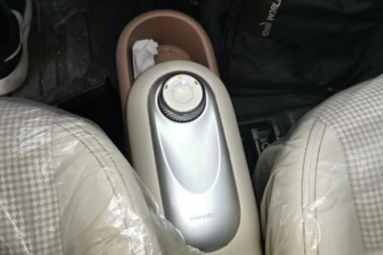 Used Wuling Hongguang MINIEV 2025 Four-Door Version Advanced Edition Gear Lever